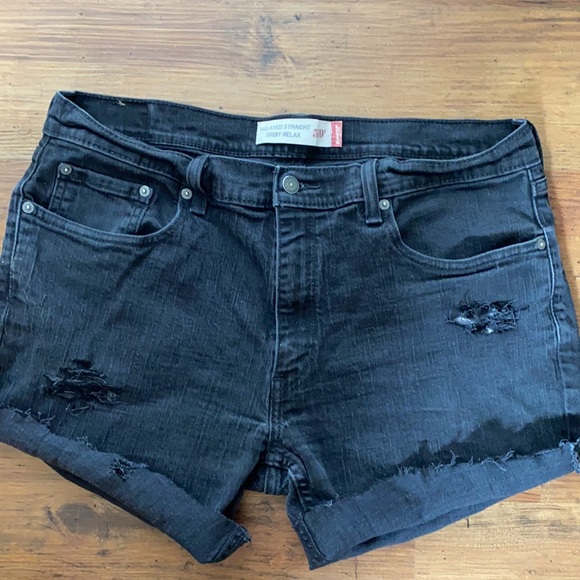 Slightly distressed Levi cut off jean shorts - Picture 4 of 6